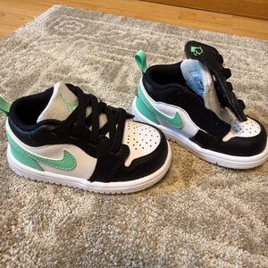 Nike Kids' Black and Teal Sneakers size 5c